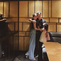 Begini potret Surinala bersama kedua orangtuanya, Chicco dan Putri. Berfoto bersama bertiga seperti ini mereka terlihat kompak dan harmonis. Foto: Instagram/@chicco.jerikho