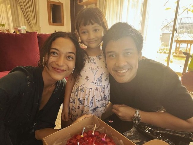 Sudah semakin besar, kira-kira wajah Surinala jadi lebih mirip siapa nih, ayah atau ibunya? Banyak yang bilang jika Surinala jadi semakin mirip sang ayah, Chicco Jerikho. Foto: Instagram/@chicco.jerikho