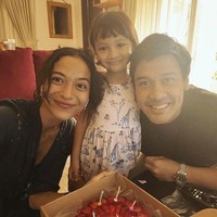 Sudah semakin besar, kira-kira wajah Surinala jadi lebih mirip siapa nih, ayah atau ibunya? Banyak yang bilang jika Surinala jadi semakin mirip sang ayah, Chicco Jerikho. Foto: Instagram/@chicco.jerikho