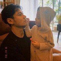 Bikin gemas, momen saat Chicco Jerikho terlihat pasrah dipakaikan lipstik oleh putrinya. Sambil menjulurkan lidah, Surinala yang memegang lipstik tampak berusaha memakaikannya di bibir sang ayah. Foto: Instagram/@chicco.jerikho