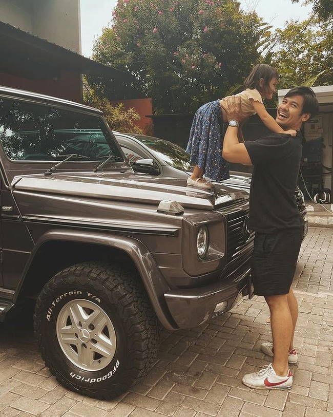 Setelah menikah pada Maret 2018, Chicco Jerikho dan Putri Marino telah dikaruniai seorang putri cantik yang diberi nama Surinala Carolina Jarumilind. Kini putrinya itu sudah semakin besar. Walaupun sudah semakin besar namun Surinala masih suka digendong oleh sang ayah, Chicco Jerikho. Foto: Instagram/@chicco.jerikho