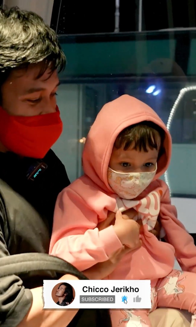 Di sela-sela kesibukannya, Chicco Jerikho tampak menyempatkan waktu untuk bermain bersama putrinya. Sebagai ayah dan anak, keduanya pun terlihat cukup dekat. Foto: Instagram/@chicco.jerikho