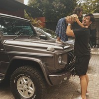 Setelah menikah pada Maret 2018, Chicco Jerikho dan Putri Marino telah dikaruniai seorang putri cantik yang diberi nama Surinala Carolina Jarumilind. Kini putrinya itu sudah semakin besar. Walaupun sudah semakin besar namun Surinala masih suka digendong oleh sang ayah, Chicco Jerikho. Foto: Instagram/@chicco.jerikho