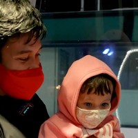 Di sela-sela kesibukannya, Chicco Jerikho tampak menyempatkan waktu untuk bermain bersama putrinya. Sebagai ayah dan anak, keduanya pun terlihat cukup dekat. Foto: Instagram/@chicco.jerikho