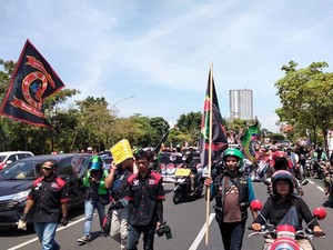 Driver Ojol Surabaya Ini Pilih Tetap Cari Nafkah saat Ribuan Rekannya Demo