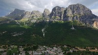 Berikutnya ada Ngarai Vikos yang merupakan ngarai terbesar di Yunani. Lanskap ini memperlihatkan Desa Megalo Papingo yang diapit oleh ngarai. Foto drone ini diambil pada 6 Agustus 2015.