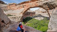 Lanskap ini memperlihatkan Jembatan Sipapu di kawasan White Canyon, Utah, Amerika Serikat.