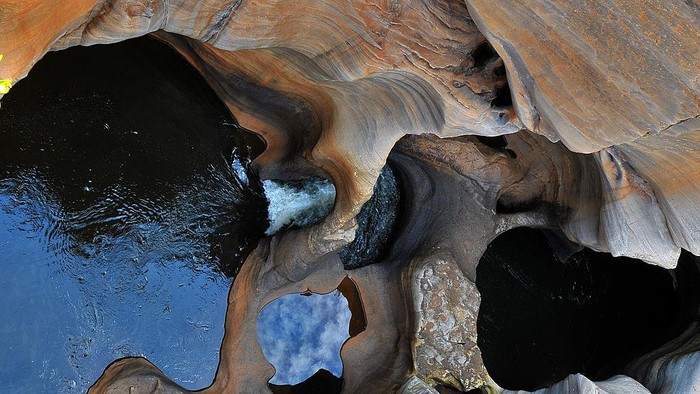 Ngarai atau Canyon merupakan lembah besar yang terdiri dari tebing-terjal yang terbentuk akibat erosi aliran sungai. Yuk, intip pesona keindahannya.