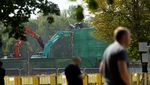 Detik-detik Patung Soviet Setinggi 80 Meter di Latvia Dirobohkan