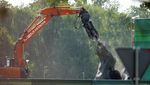 Detik-detik Patung Soviet Setinggi 80 Meter di Latvia Dirobohkan