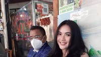 Sebagai asisten pribadi Hotman Paris, Dhea Qiqi sering menghabiskan waktu bersama. Salah satunya ada momen saat ngopi. Foto: Instagram @dheaqiqi