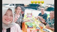 Terakhir ada momen Dhea Qiqi saat makan bersama dengan teman-temannya. Ia mengatakan bahwa sudah lama tidak bertemu dengan mereka. Foto: Instagram @dheaqiqi