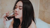 Posenya saat menikmati minuman saat berada di bathup ini sukses bikin netizen salah fokus. Posenya cantik berbalut busa-busa. Foto: Instagram @dheaqiqi