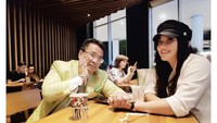 Bukan hanya itu, ada juga momen Dhea Qiqi saat makan bareng di sebuah restoran. Begini keseruan mereka dengan pesanan minuman masing-masing. Foto: Instagram @dheaqiqi