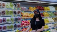 Ada juga momennya saat berbelanja kebutuhan sehari-hari. Ia kemudian mampir ke tempat buah-buahan untuk stok di rumah. Foto: Instagram @dheaqiqi