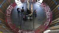 Atraksi Wall of Death atau tembok kematian di Serbia ini sama dengan hiburan Tong Setan di Indonesia.