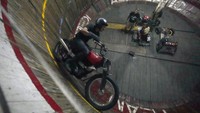 Zoran Milojkovic mengendarai sepeda motor di Wall of Death di Beograd, Serbia, Kamis (18/8/2022) waktu setempat.