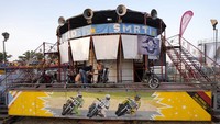 Penampakan stadion Wall of Death. Para pemainnyabertaruh nyawa lewat beragam atraksinya demi sorak sorai penonton dan uang saweran yang tidak seberapa. Sebuah sumur raksasa menjadi medianya. Mereka beraksi memacu motor atau mobil dari dasar sumur hingga ke bibir sumur raksasa untuk menyapa penonton.