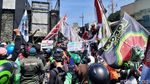 Saat Ribuan Driver Ojol Bergerak ke Gedung Grahadi