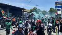 Aksi rombongan driver ojek online (ojol) di sekitar kantor Gojek, Ngagel, Surabaya/Foto: Esti Widiyana/detikJatim