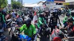Saat Ribuan Driver Ojol Bergerak ke Gedung Grahadi