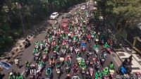 Rombongan driver ojek online (ojol) di frontage Jalan Ahmad Yani/Foto: Deny Prastyo Utomo/detikJatim