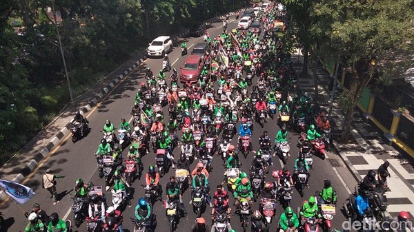 Saat Ribuan Driver Ojol Bergerak ke Gedung Grahadi