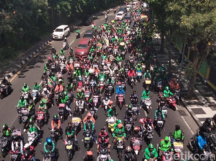 Saat Ribuan Driver Ojol Bergerak ke Gedung Grahadi