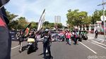 Saat Ribuan Driver Ojol Bergerak ke Gedung Grahadi