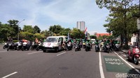 Saat driver ojek online (ojol) menutup frontage Jalan Ahmad Yani/Foto: Deny Prastyo Utomo/detikJatim