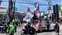Aksi rombongan driver ojek online (ojol) di sekitar kantor Gojek, Ngagel, Surabaya/Foto: Esti Widiyana/detikJatim