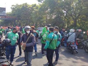 Driver Ojol Surabaya Ramai-ramai Sweeping Rekannya yang Tak Ikut Demo