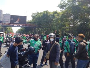 Keluh Kesah Pengendara Kena Macet Imbas Demo Ojol di Surabaya