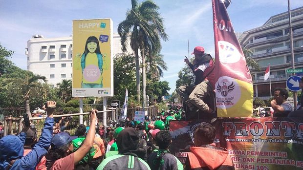 driver ojol surabaya melakukan aksi demo