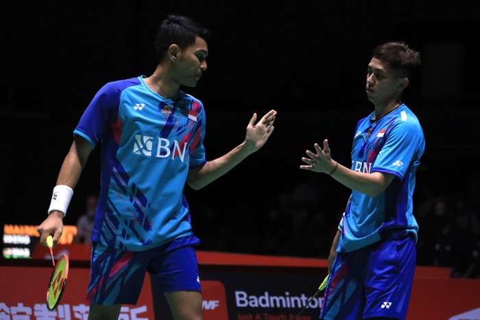 Fajar Alfian/Muhammad Rian Ardianto mengantisipasi shuttlecock berat pada babak 16 besar Kejuaraan Dunia Bulitangkis 2022.