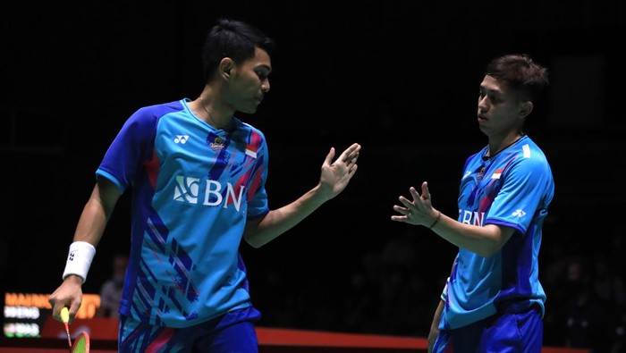Fajar Alfian/Muhammad Rian Ardianto mengantisipasi shuttlecock berat pada babak 16 besar Kejuaraan Dunia Bulitangkis 2022.