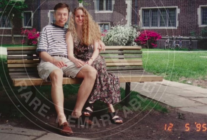 Foto jadul Elon Musk yang dilelang mantan pacar