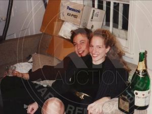 Mantan Pacar Elon Musk Lelang Barang-barang Kenangan, Foto Jadulnya Terungkap