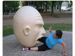 Foto Aksi Manusia dan Patung, Keren Tapi Bikin Ngakak