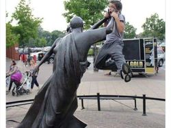 Foto Aksi Manusia dan Patung, Keren Tapi Bikin Ngakak