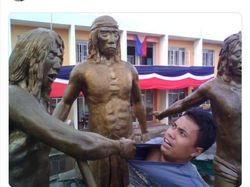 Foto Aksi Manusia dan Patung, Keren Tapi Bikin Ngakak