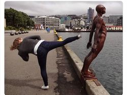 Foto Aksi Manusia dan Patung, Keren Tapi Bikin Ngakak