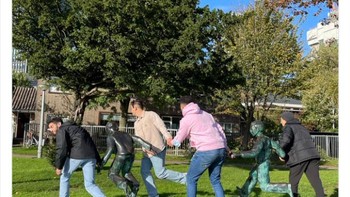 Bermain di taman. Foto: Funnystatuee via Boredpanda