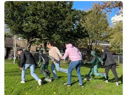 Foto Aksi Manusia dan Patung, Keren Tapi Bikin Ngakak