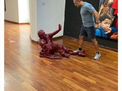 Foto Aksi Manusia dan Patung, Keren Tapi Bikin Ngakak