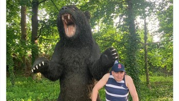 Dianggkut beruang. Foto: Funnystatuee via Boredpanda