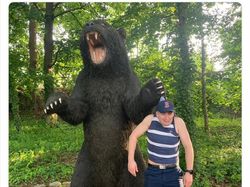 Foto Aksi Manusia dan Patung, Keren Tapi Bikin Ngakak