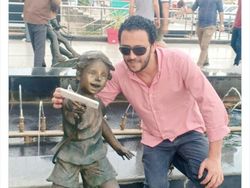 Foto Aksi Manusia dan Patung, Keren Tapi Bikin Ngakak