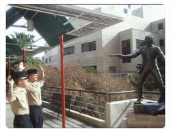 Foto Aksi Manusia dan Patung, Keren Tapi Bikin Ngakak