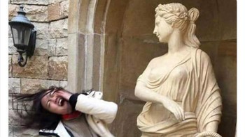 Ditampar. Foto: Funnystatuee via Boredpanda